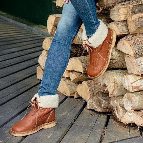 GUINEVERE – COZY LACE-UP BOOTS